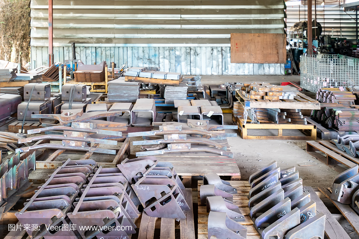 许多工业用钢板焊接零件的材料在工厂的木调色板上